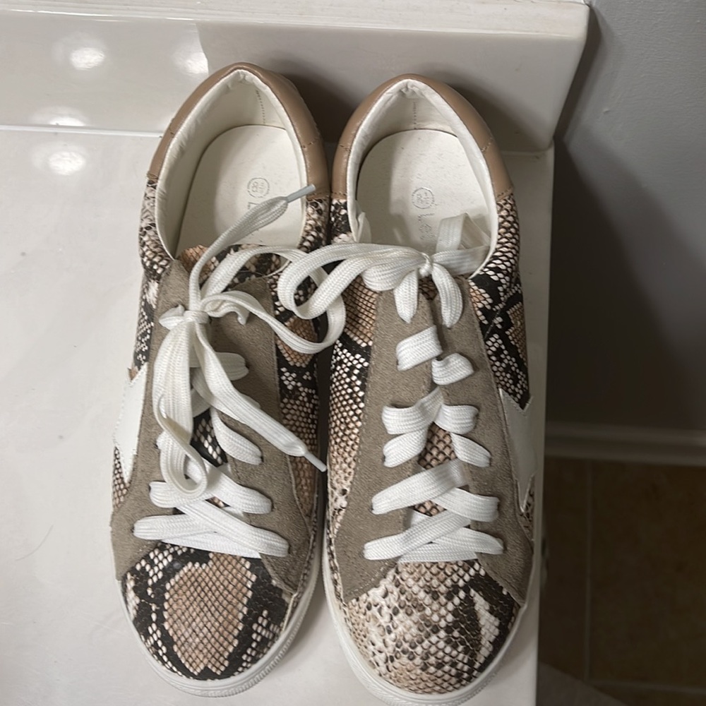 Shoes - Picture 2 of 4